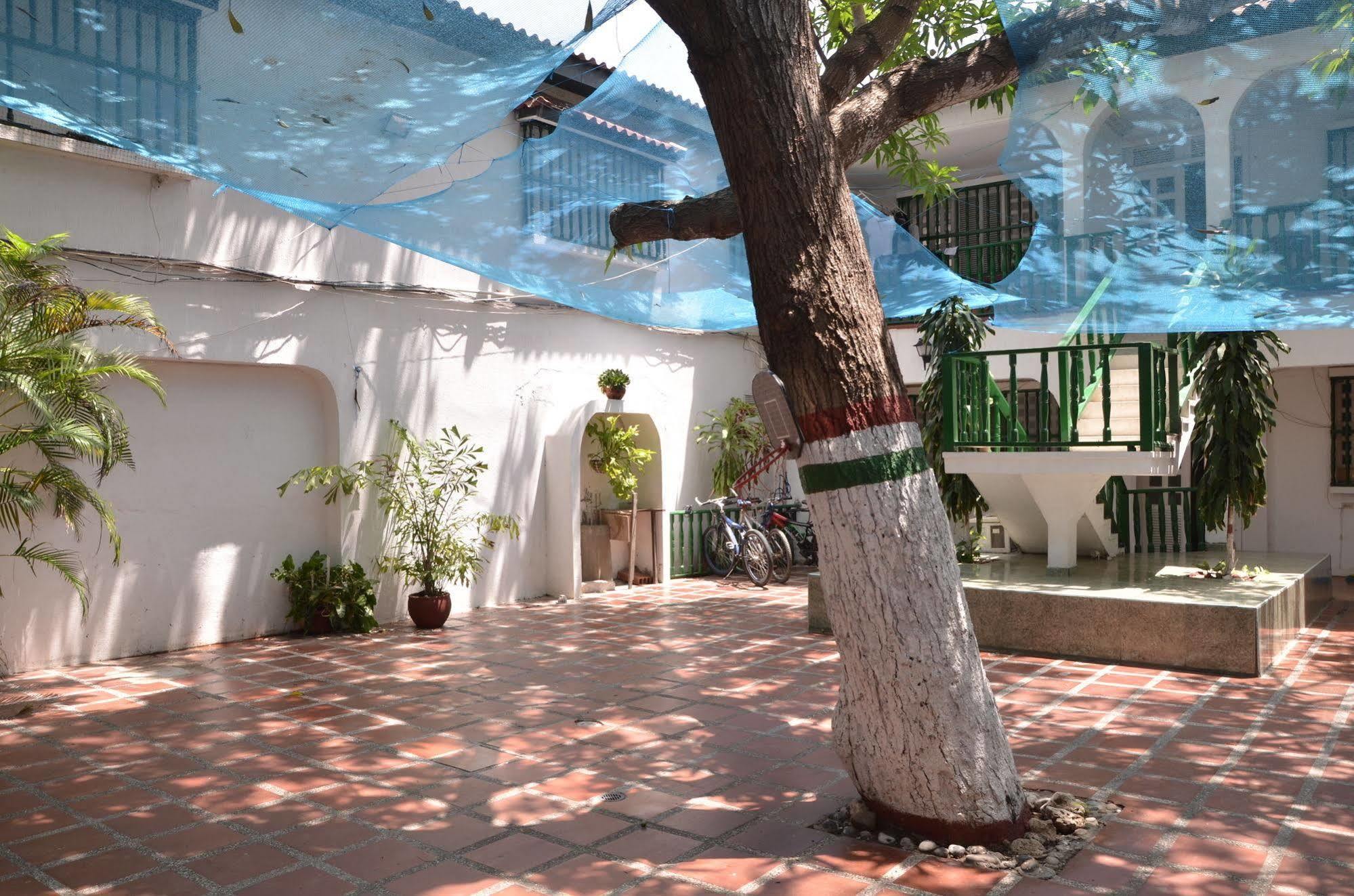 Hotel Vargas Airport Картахена Экстерьер фото