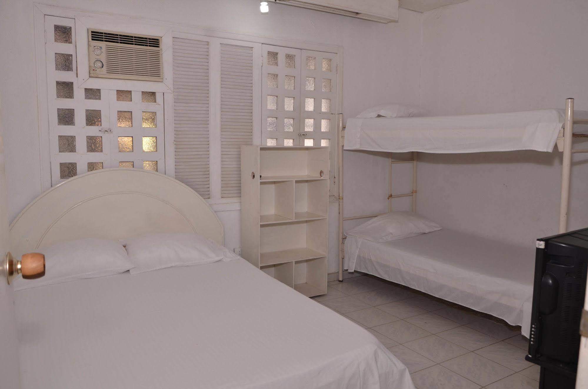 Hotel Vargas Airport Картахена Экстерьер фото